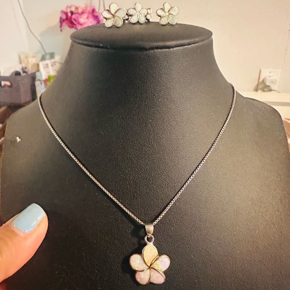 Silver and Cream Elegant Necklace